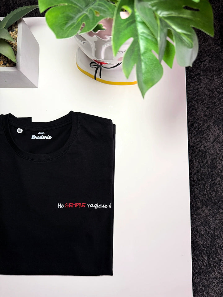 T-shirt personalizzata ricamata in cotone, vista indossata