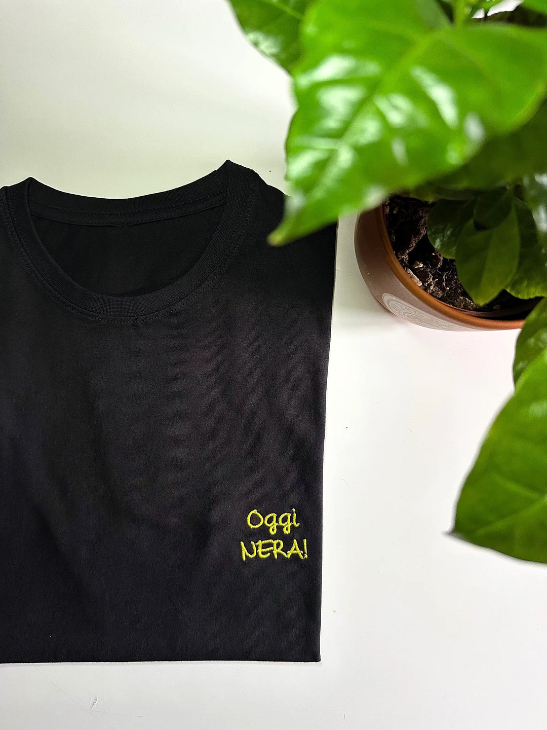 T-shirt personalizzabile in cotone nero 190gr con scritta gialla &