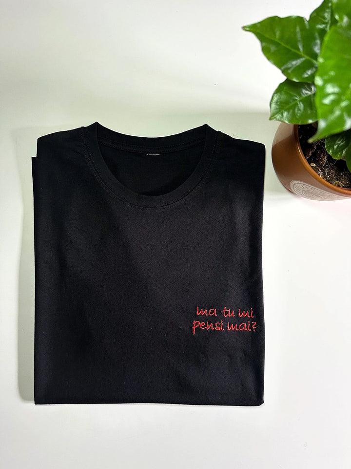 T-shirt personalizzata in cotone 190gr nera con scritta rossa &