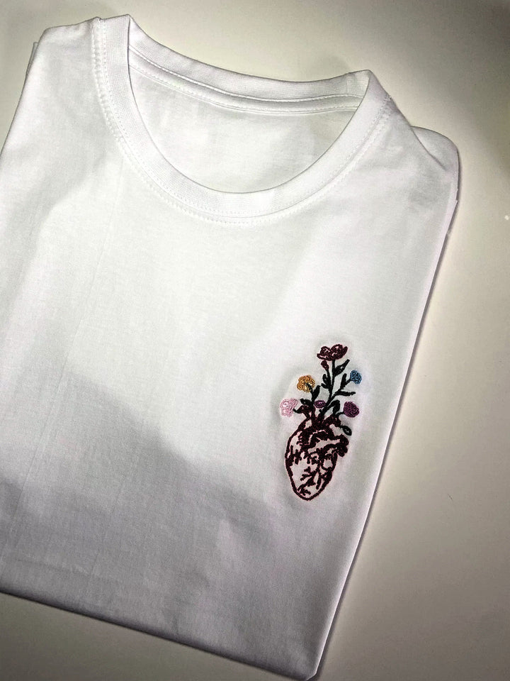 T-shirt personalizzabile in cotone bianco 190gr con ricamo cuore rosso e fiori colorati, stile unico e originale per le feste.