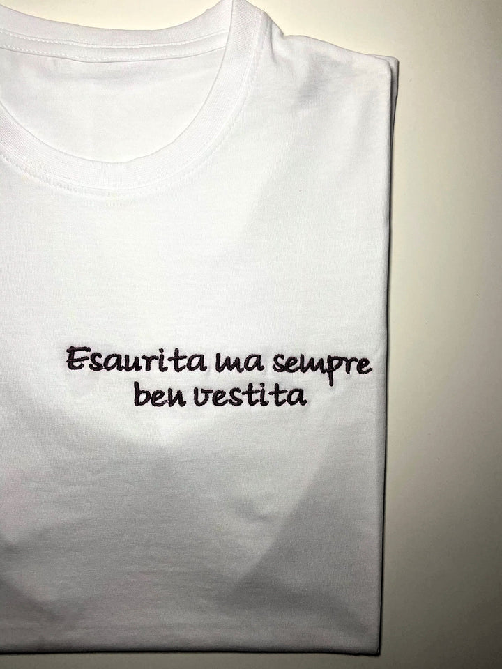 T-shirt personalizzata in cotone 190gr bianca con scritta ricamata &