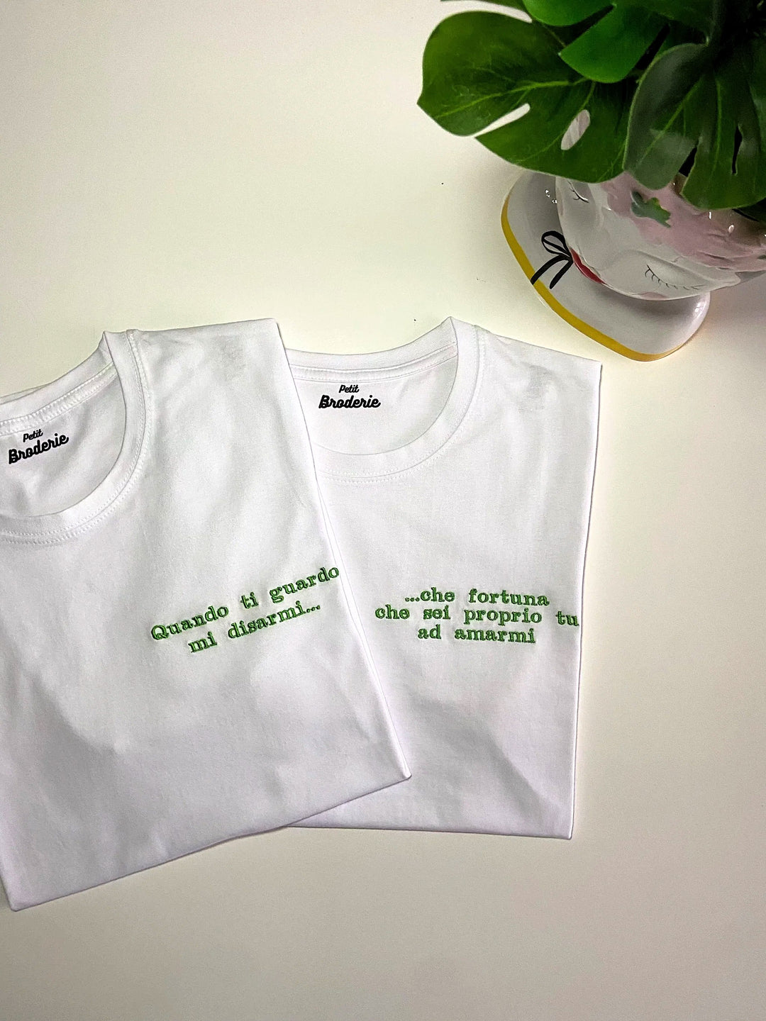 T-shirt personalizzabile in cotone bianco con scritta ricamata verde, stile unico e originale per le feste.