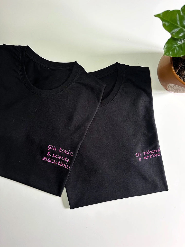 T-shirt personalizzabile in cotone nero 190gr con scritte rosa, stile unico e originale per le feste. Ideale per look personalizzati.