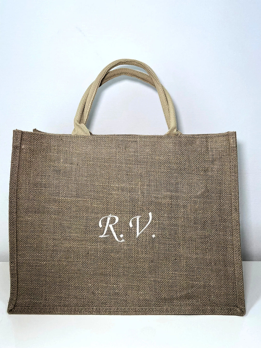 Borsa in juta personalizzata con iniziali R.V. per shopping e accessori moda