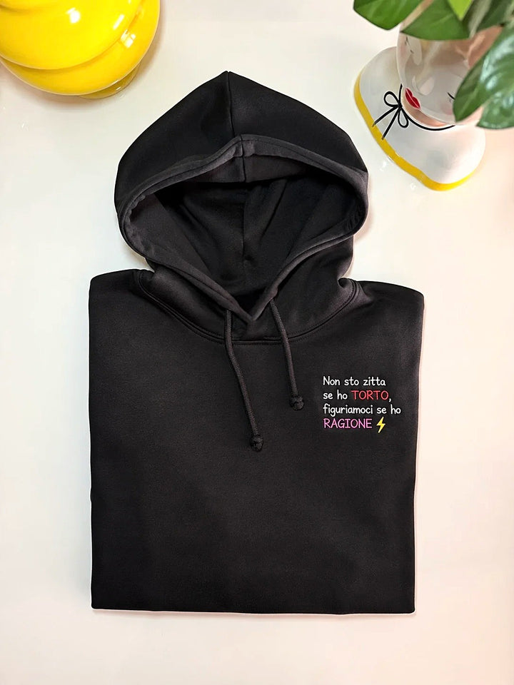 Felpa con cappuccio personalizzata ricamata, vista indossata