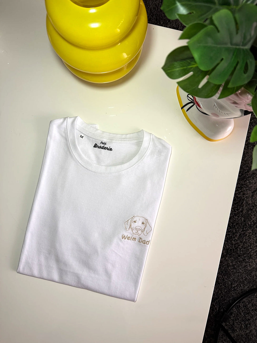 T-shirt bianca con ricamo del tuo animale domestico sul petto