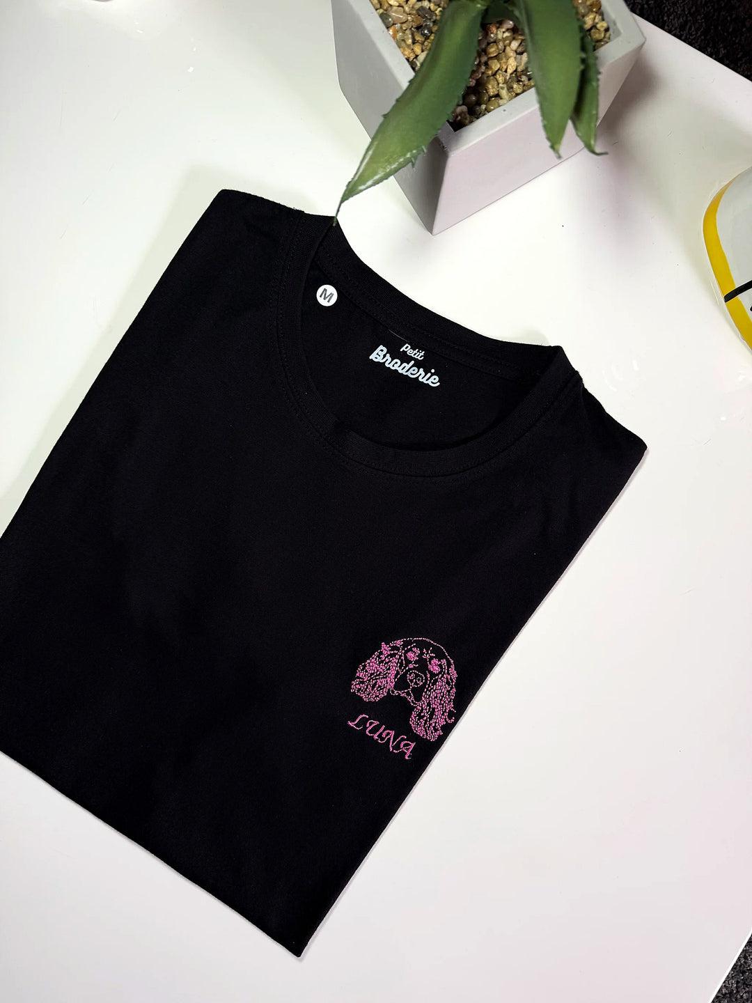 T-shirt nera con ritratto del cane ricamato e nome