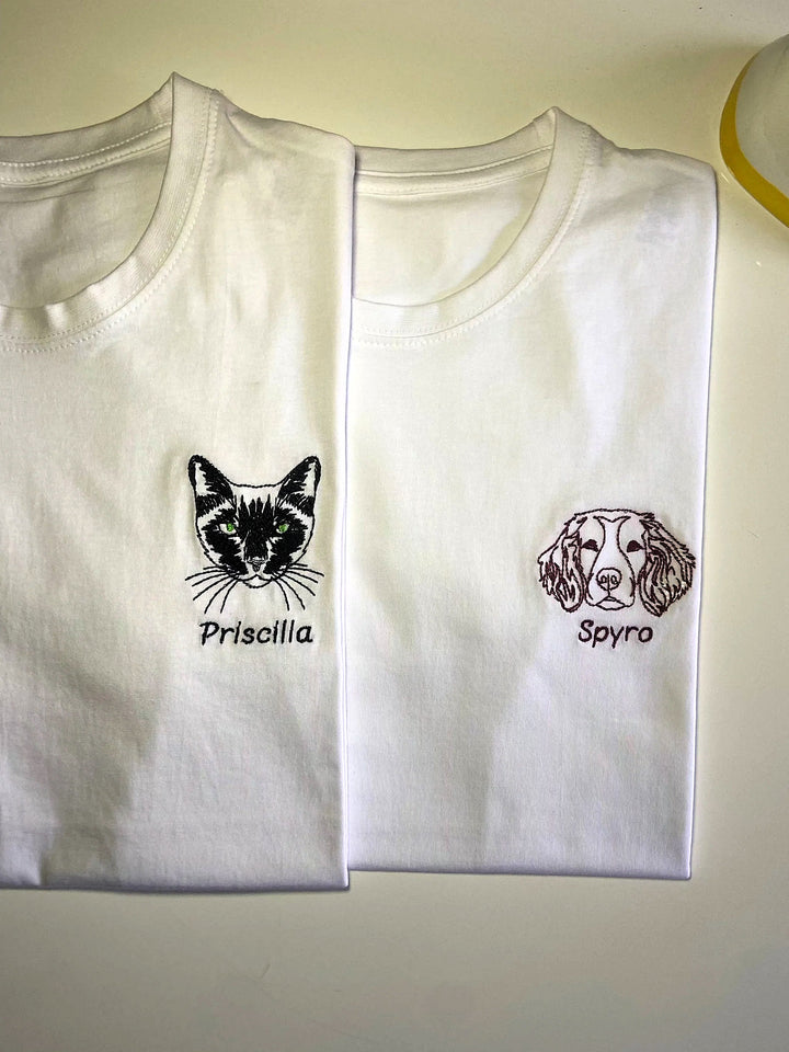 T-shirt bianca personalizzata con ricamo di gatto nero e nome Priscilla, idea regalo per amanti degli animali