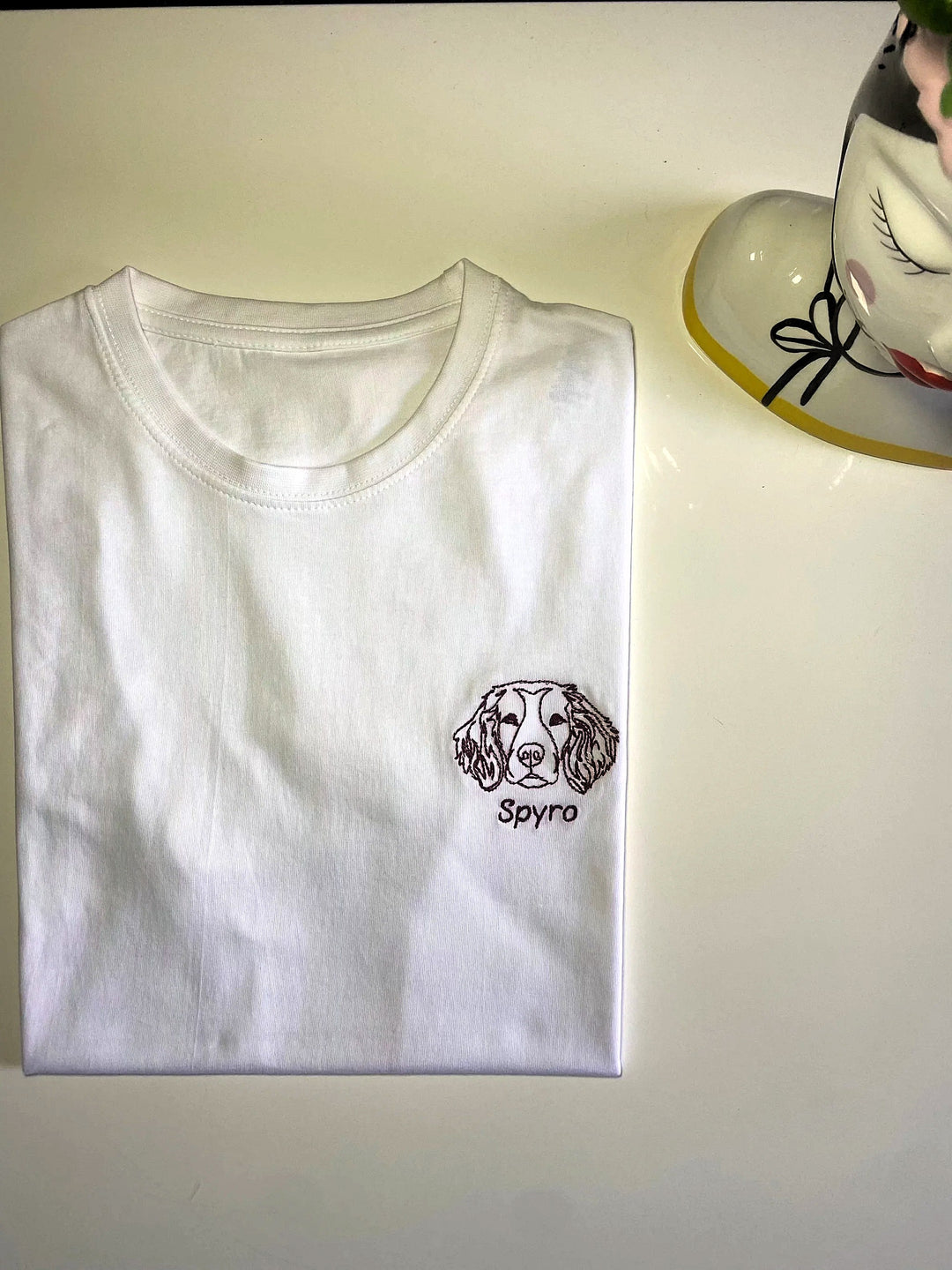 T-shirt bianca personalizzata con ricamo di cane e nome Spyro, nome e razza a scelta