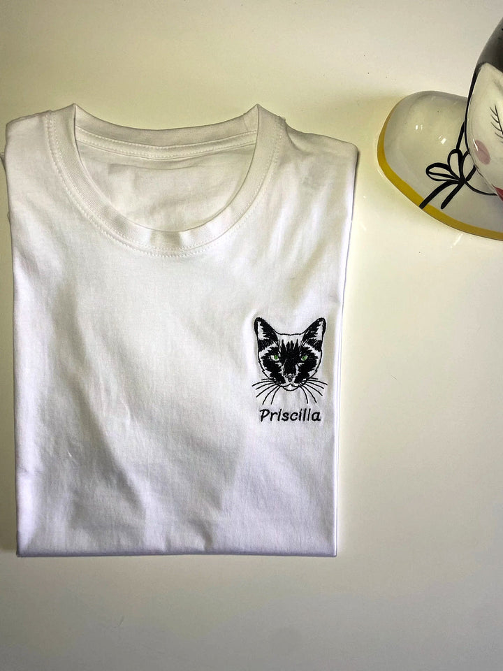 T-shirt bianca personalizzata con ricamo di gatto nero e nome Priscilla, dettaglio del ricamo