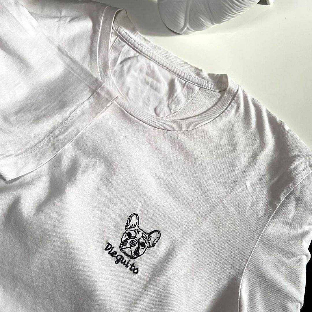 T-shirt bianca personalizzata con ricamo di cane e nome Dieguito sul petto