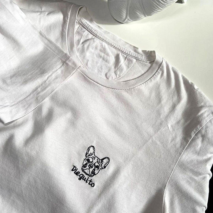T-shirt bianca personalizzata con ricamo di cane e nome Dieguito sul petto