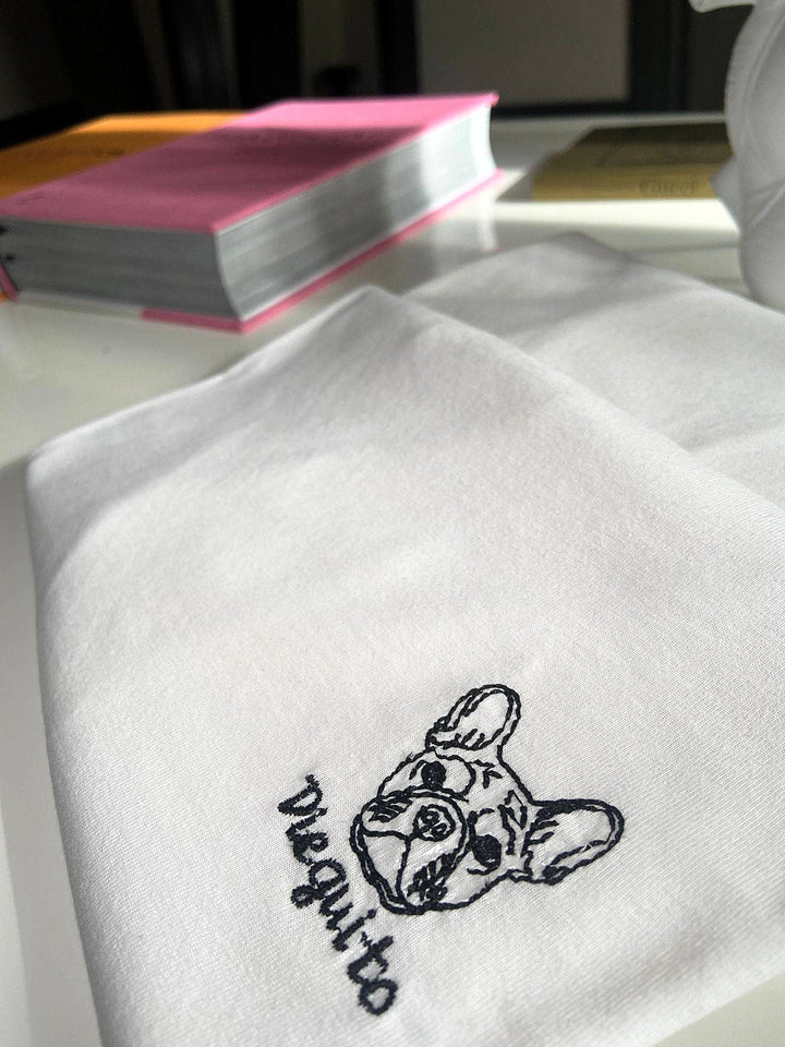 T-shirt bianca con bulldog francese ricamato e nome