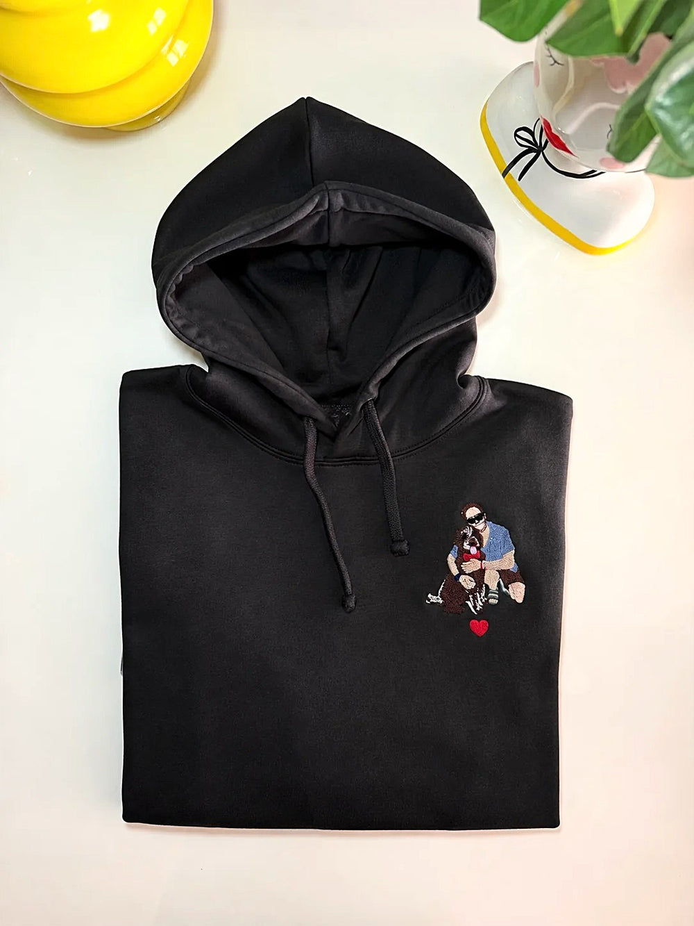 Felpa con cappuccio nera personalizzata con ricamo a colori
