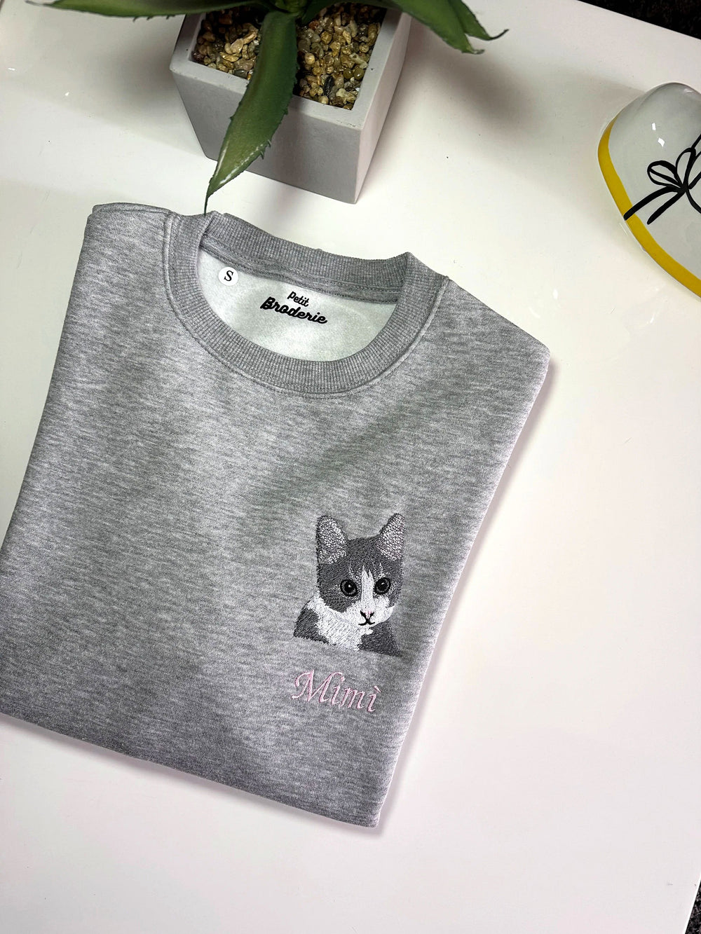 Felpa con ricamo di gatto e nome
