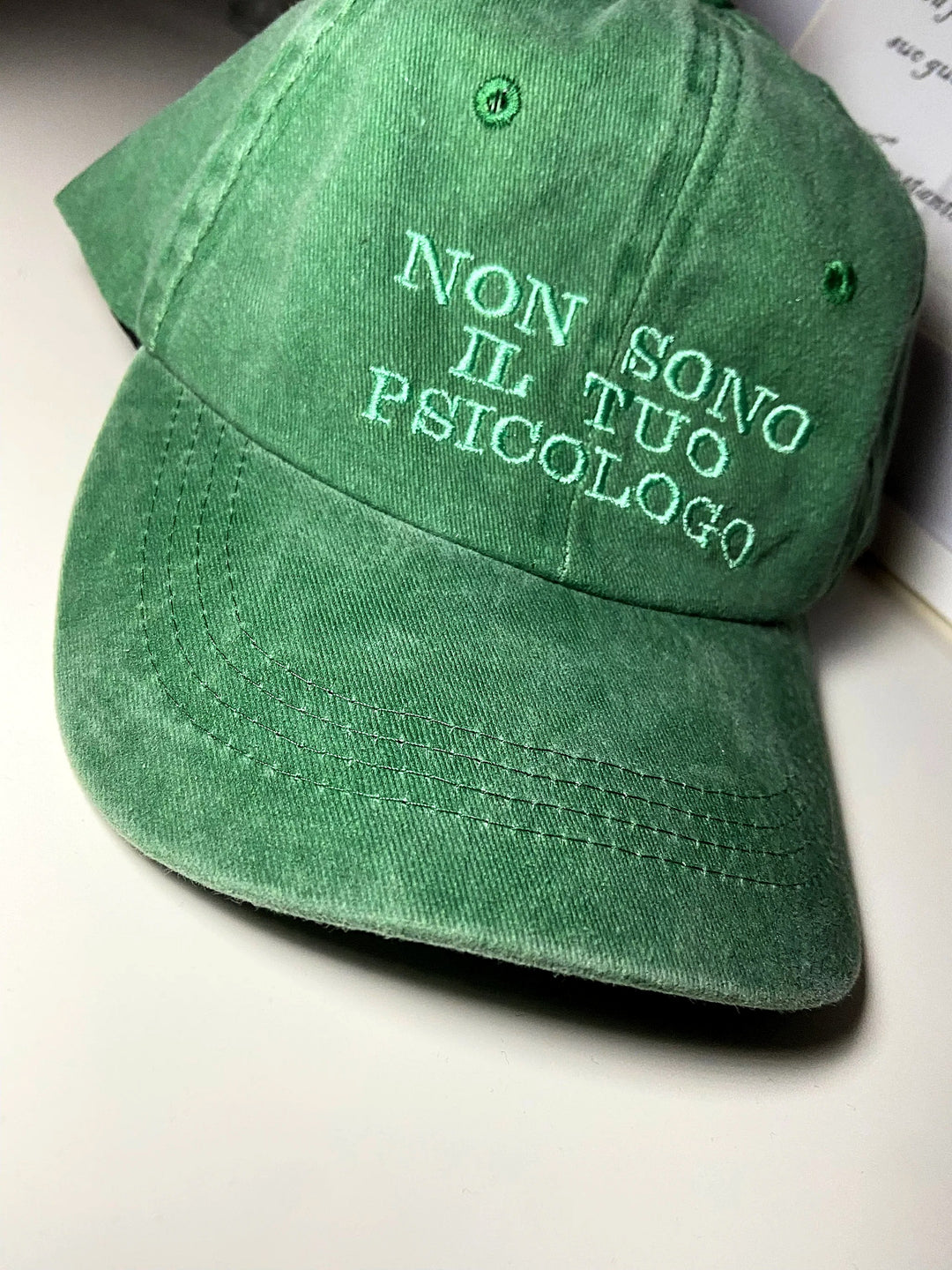 Cappello ricamato in cotone effetto vintage personalizzato, indossato