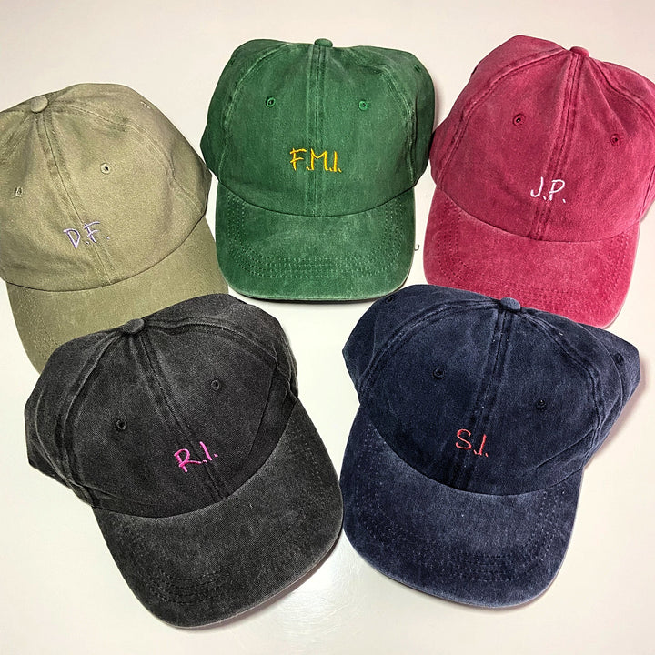 Cappello ricamato in cotone effetto vintage personalizzato, primo piano del ricamo