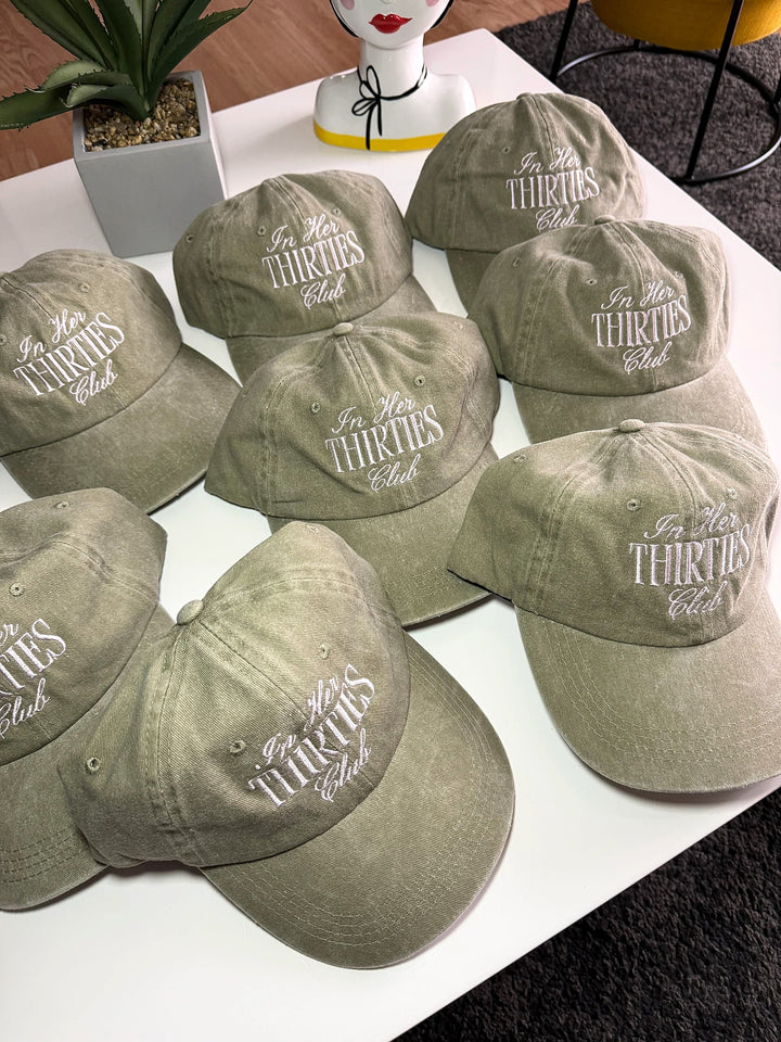Cappello ricamato in cotone effetto vintage personalizzato, vista indossato